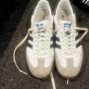 Adidas Sambas is great condition